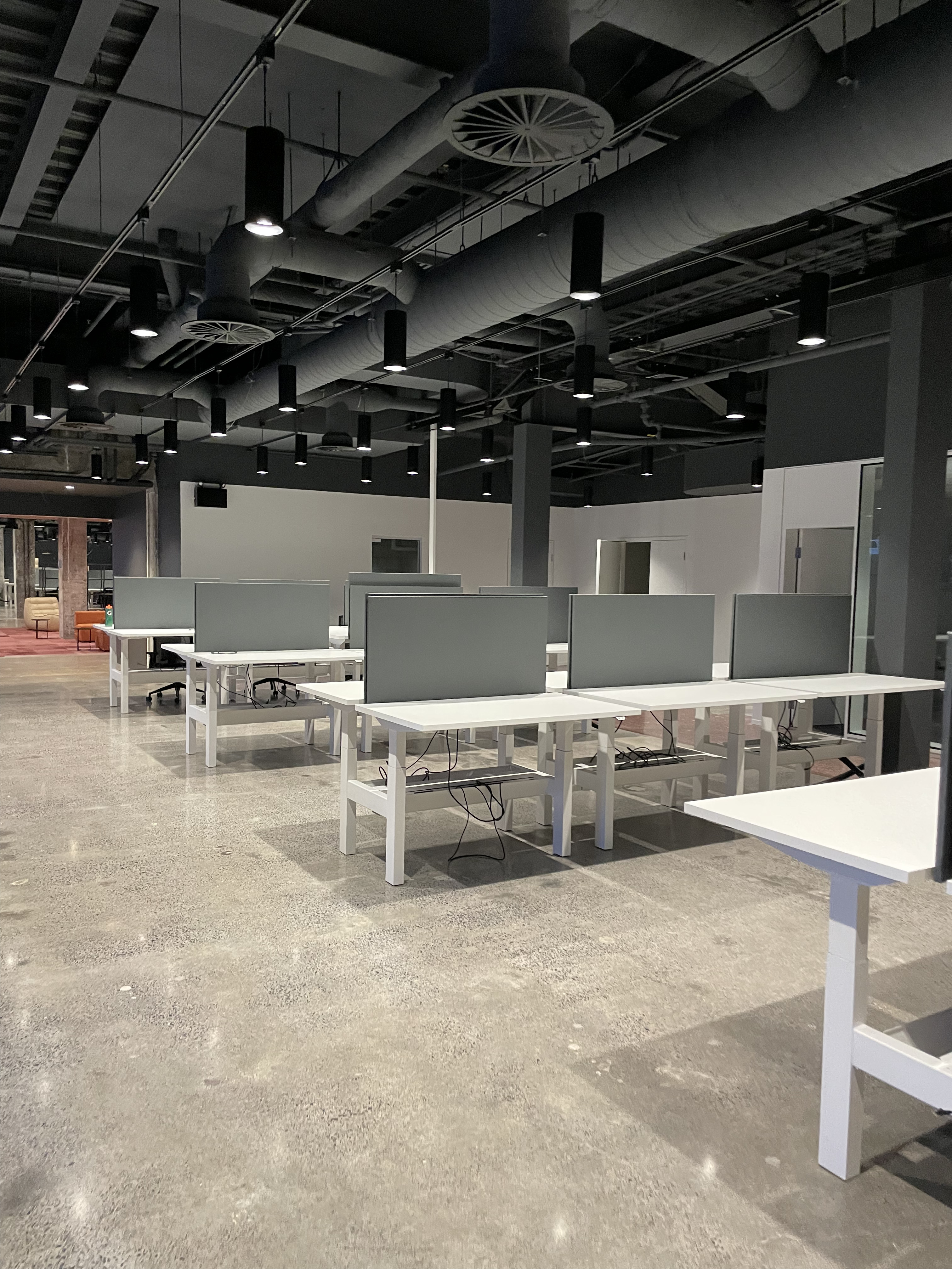 Open-plan polished concrete Uni-Net