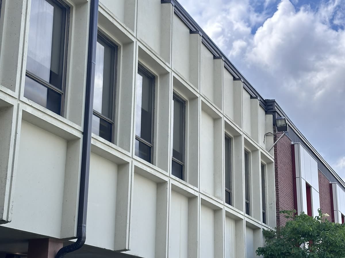 Revêtement nettoyé, façade d'école
