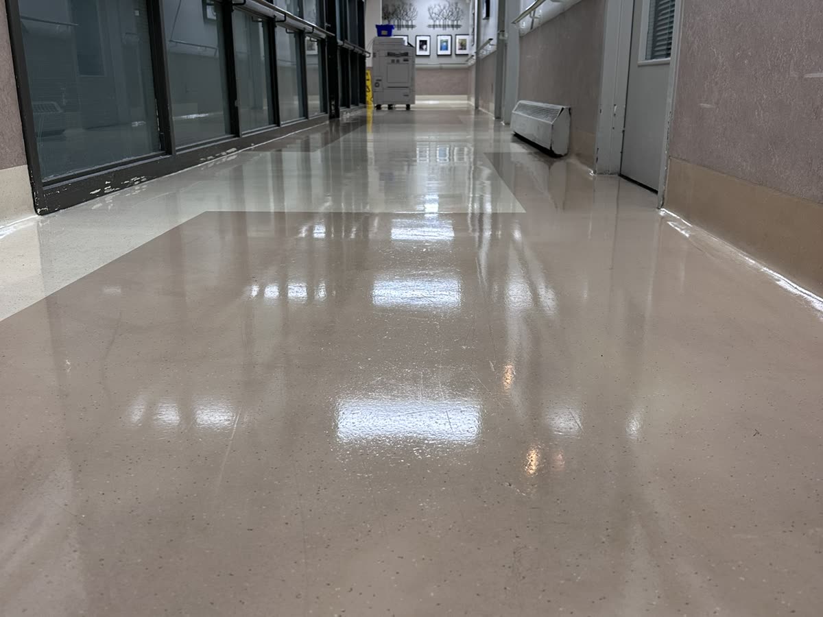 Plancher ciré, centre de santé, de nuit