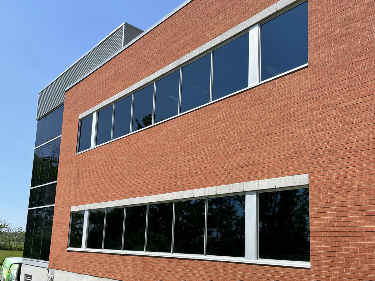 Lavage de vitres extérieures, façade de brique