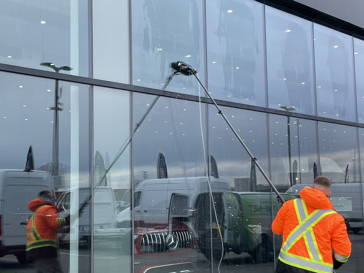Lavage de vitres à la perche, façade commerciale