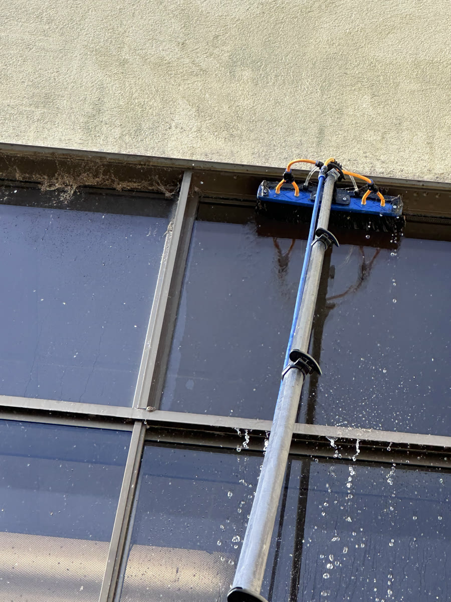 Toiles d'araignée retirées à l'eau pure, fenêtre d'école
